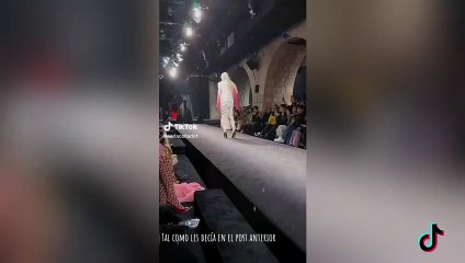 La modelo Kristen McMenamy desfila sin los zapatos por sus dos caídas en el desfile de Valentino