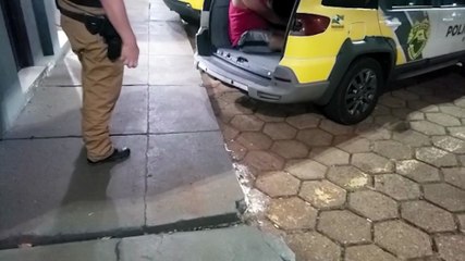 Homem arremessa lata de cerveja, acerta criança e acaba detido pela PM