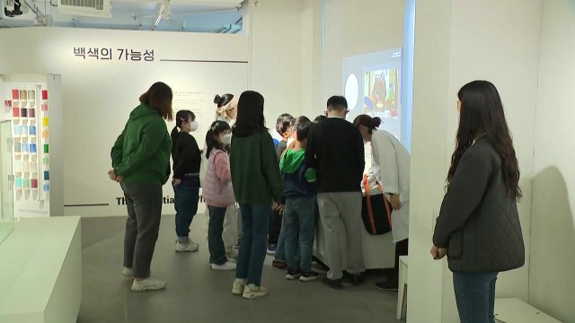 추운 날씨에 실내 나들이 '인기'... 내일부터 실내 마스크 해제 / YTN
