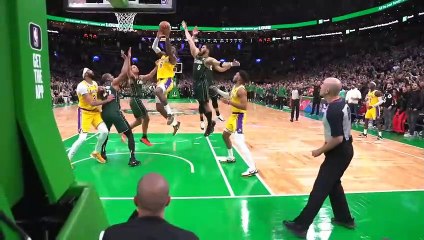 Quand Patrick Beverley tente de montrer la vidéo de leur erreur aux arbitres...