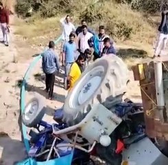 ट्रॉली में सवार थी दो दर्जन महिलाएं व कई बच्चे, सभी सुरक्षित, कवाई इलाके की घटना