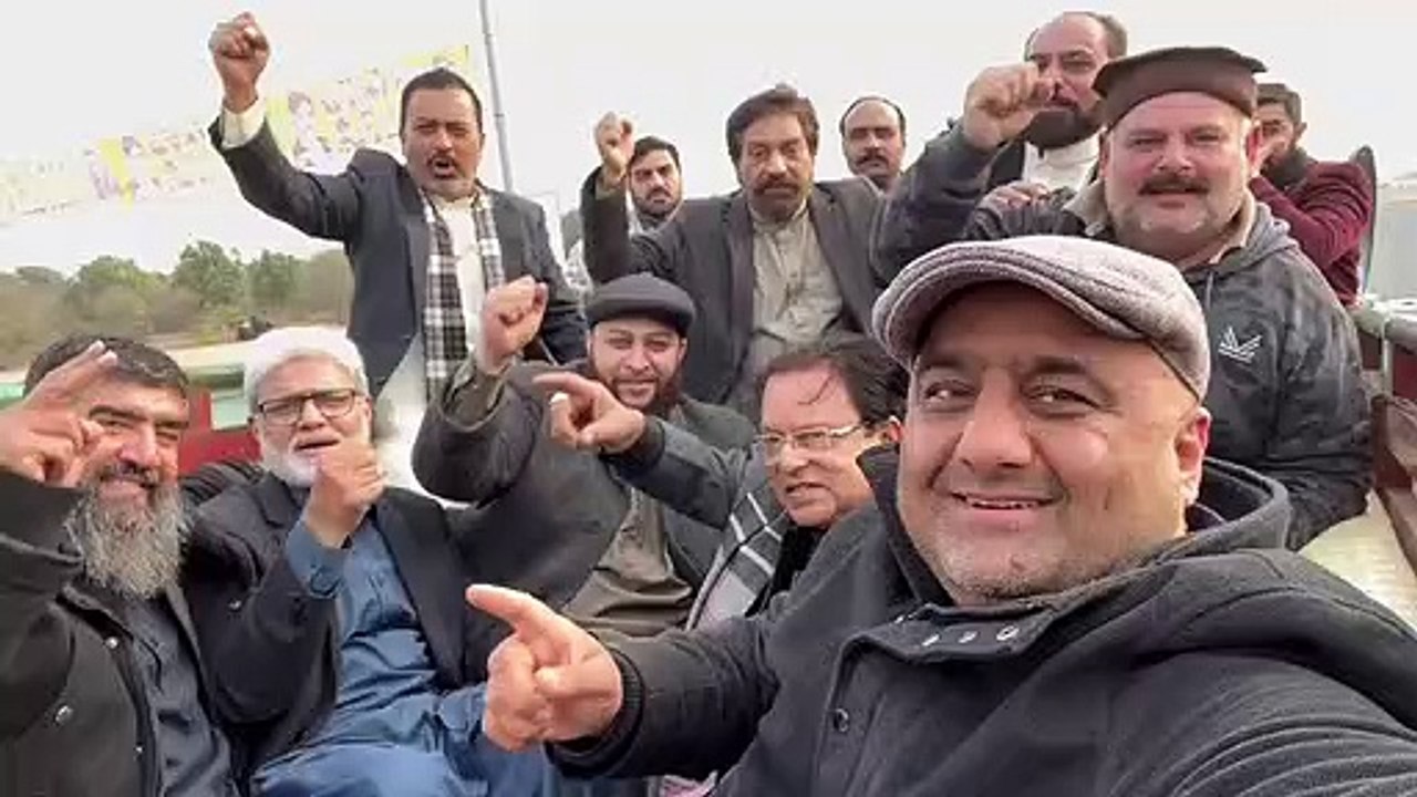یہی تو غلامی ہے دیکھیں کیسے نعرے مار رہےہیں آپنے آقاکی بیٹی کے