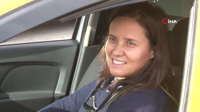 Kadın taksici, yolların tozunu atıyor