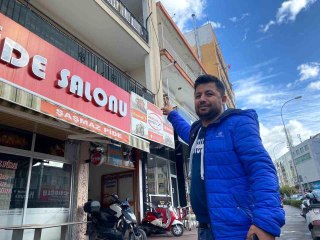 Fırtınaya dayanamayan 10 metrelik baca otomobilin üzerine böyle düştü