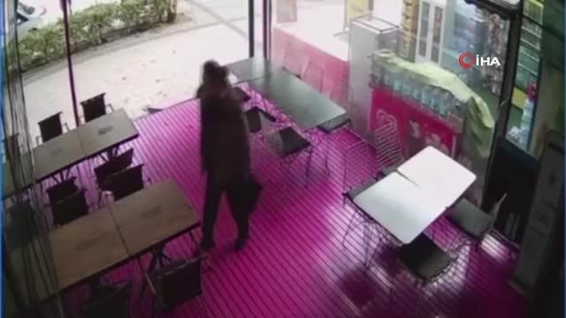 İşe alınmayınca masalara tükürdü... O anlar kameraya böyle yansıdı