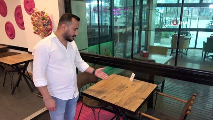 İşe alınmayınca iş yerine gidip tek tek masalara tükürdü!