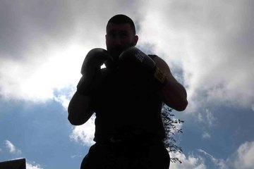 Profesyonel kick boksçu Dursun: "Türkiye'nin gücünü bir kez daha göstereceğim"