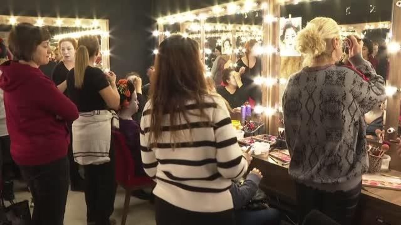 "Madama Butterfly"ı sahneleyen Türk operacılar detaylı makyajla sahneye hazırlanıyor