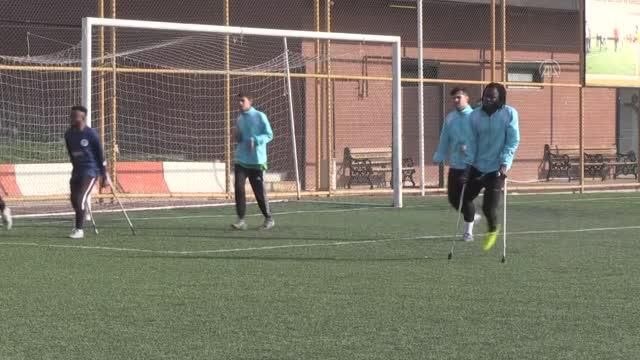 ŞANLIURFA - Bedensel engelli kaleci İbrahim Halil Türk'ün hedefi milli takım