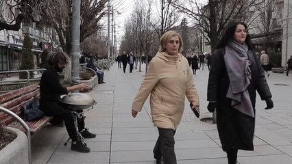 Türk genci, az bilinen enstrümanı handpan ile Kosova'da ilgi görüyor