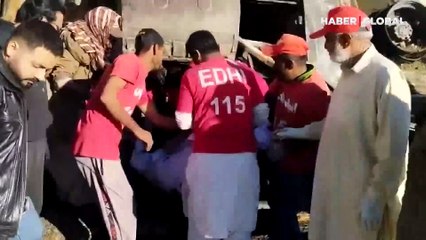 Pakistan'da yolcu otobüsü devrildi: En az 41 ölü