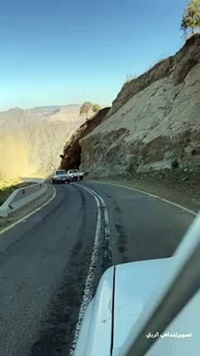 عناية الله تُنقذ سالكيه.. شاهد انهياراً ضخماً يُغلق طريق الجبل الأسود بالريث