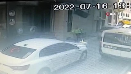 Elinde telefonuyla yürüyen kadın kapkaça uğradı... O anlar kamerada