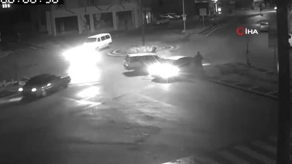Kavşağa kontrolsüz giren araç, otomobile böyle çarptı