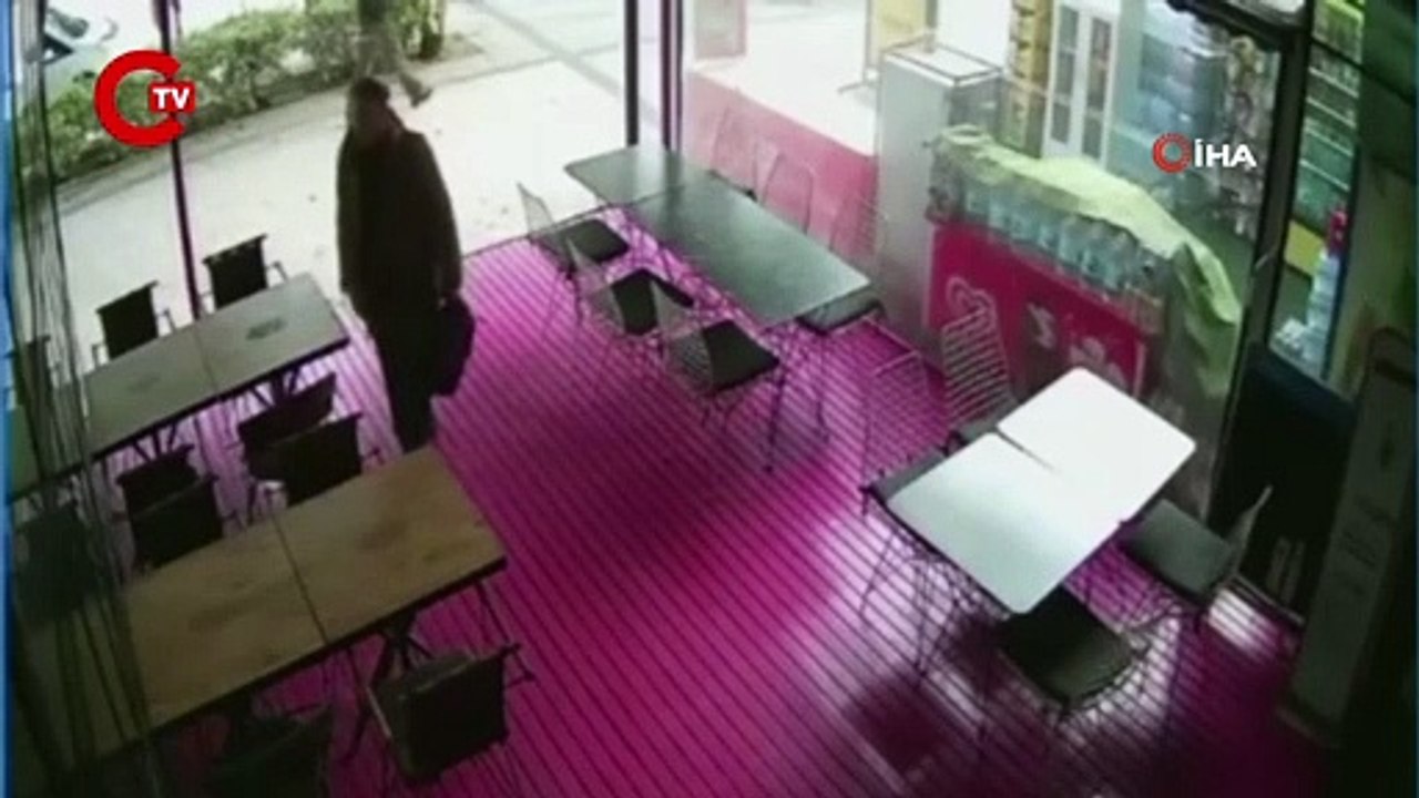 Adana'da işe alınmayınca masalara tükürdü