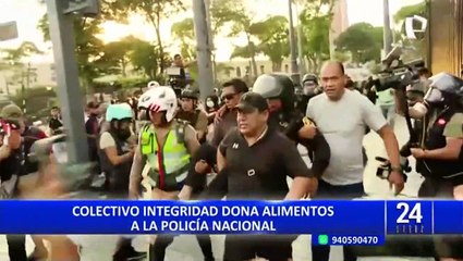 Скачать видео: Diferentes colectivos entregan víveres y donaciones para la Policía Nacional