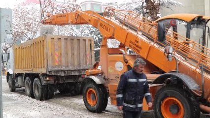 Sokaklarda karla mücadele sürüyor