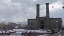 Erzurum'da beklenen kar yağdı, tarihi alanlar beyaza büründü