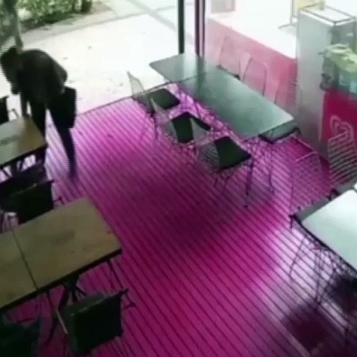 İşe alınmayınca masalara tükürdü