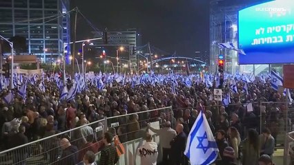 Télécharger la video: Frust auf Regierung: In Israel protestieren Zehntausende gegen Netanjahu