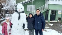 Kar yağışını fırsat bilen çocuklar, kardan adam yapıp oynadı