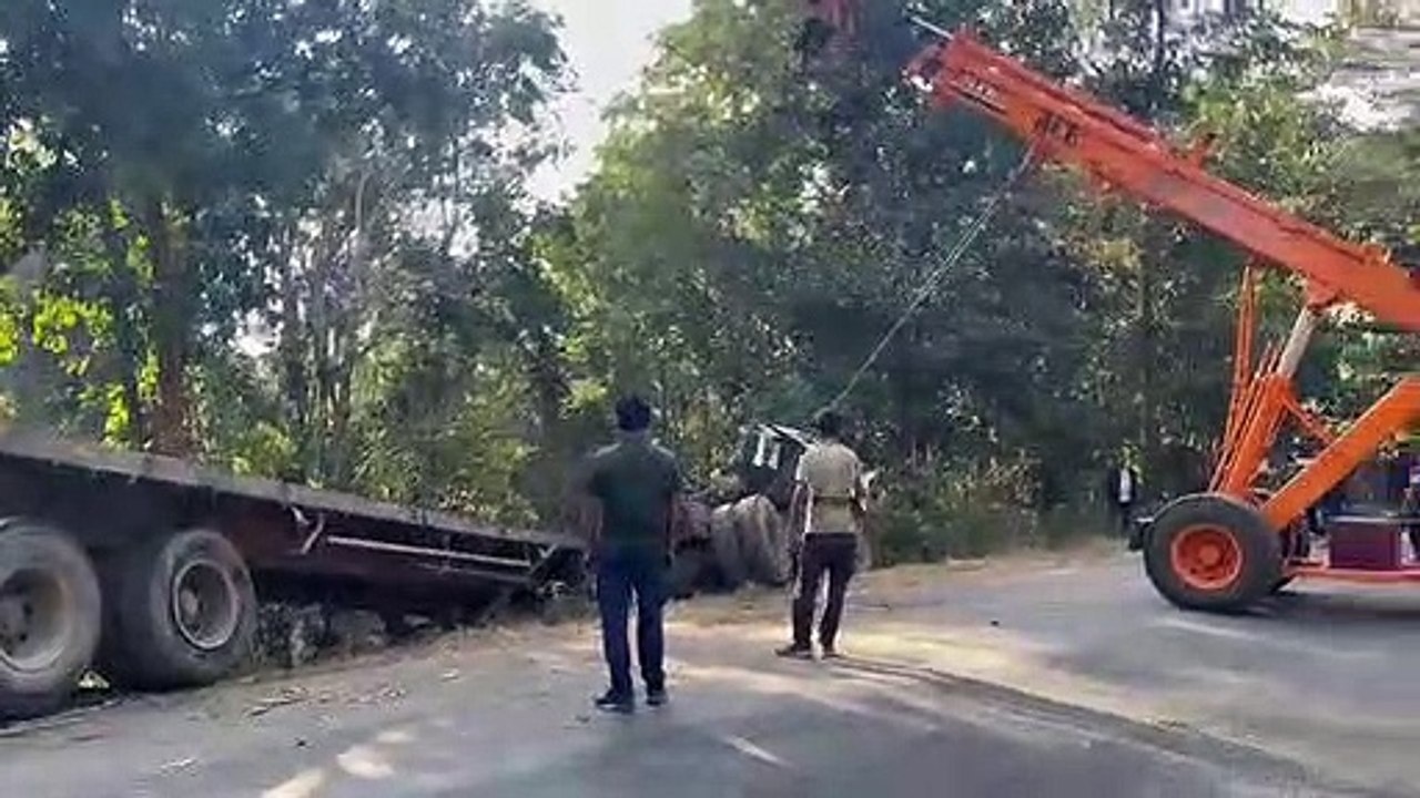 बनारस रोड पर पलटा ट्रेलर, कड़ी मशक्कत के बाद के्रेन से निकाला गया बाहर