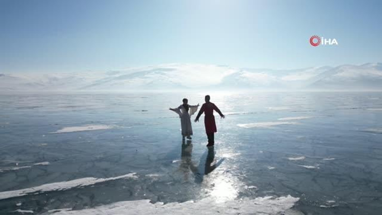 Buzla kaplı Çıldır Gölü'nde Kafkas gösterisi