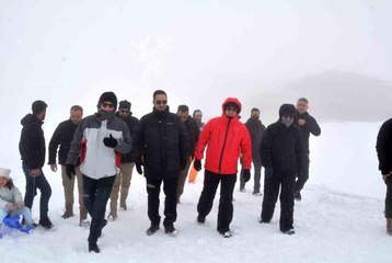 Vatandaşlar sisli havada kayak merkezine akın etti