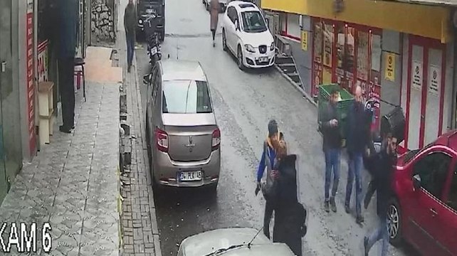 Sokak ortasında eski eşini defalarca bıçakladı…