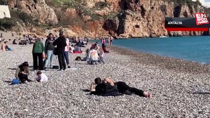 Antalya'da güneşi gören denize girdi