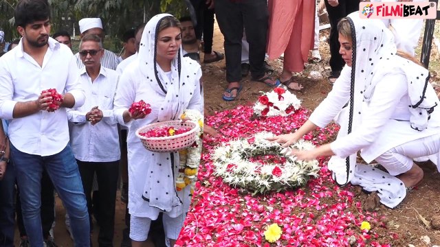 पंचतत्व में विलीन हुईं Rakhi Sawant की मां, Rakhi Sawant का रो-रोकर बुरा हाल, Video Viral! FilmiBeat
