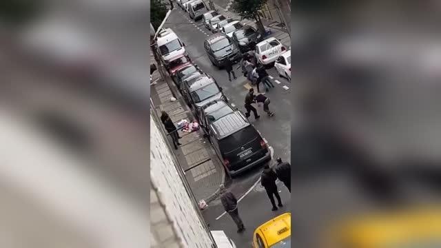 Gaziosmanpaşa'da iki grup arasında çıkan kavga anı cep telefonuyla görüntülendi