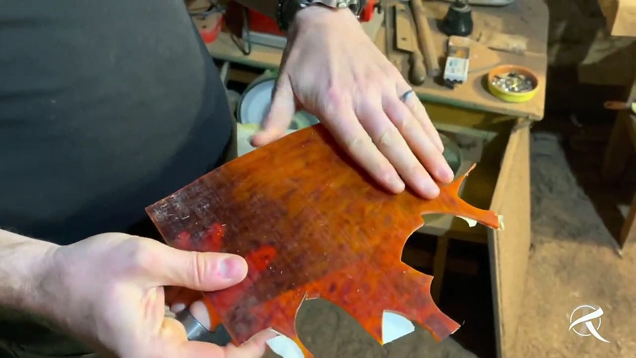 RENCONTRE ARTISANALE _ Métier de plectrier (Hufschmid Guitars)   _ # 00015