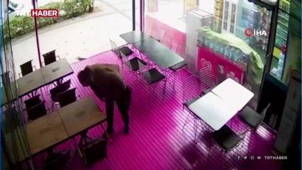 Adana'da işe alınmayan kadın dükkandaki masalara tükürdü