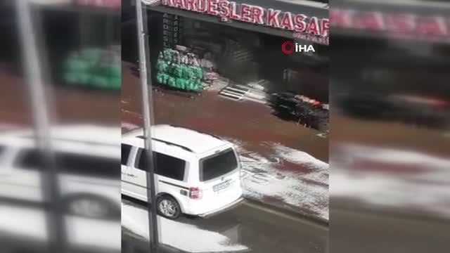 Dolu yağışı ilçeyi beyaza bürüdü