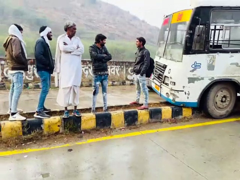 रोडवेज चालक ने बस डिवाइडर पर चढ़ाई...देखें वीडियो