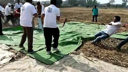 देखिए गांव के लोगों ने ऐसे लगाया जोर, जीते तो ठहाकों से गूंजा मैदान