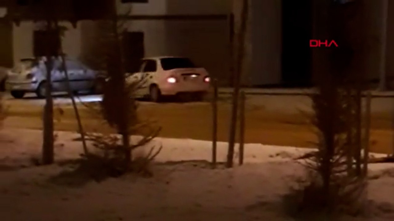 Buz tutan yolda drift atan sürücü kamerada