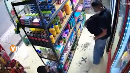Pareja y su hijo roban en tienda de abarrotes