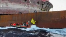Attivisti di Greenpeace occupano piattaforma Shell nell'Atlantico
