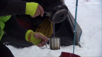 الطبيعة تسدل رداءها الأبيض على جبال الأطلس في الجزائر.. شاهد