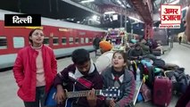 Delhi: दिल्ली के रेलवे स्टेशन पर चंबियाली गीत से युवा कलाकारों ने मचाई धूम