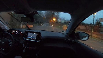 208 Balade matinale sur une petite route pluvieuse