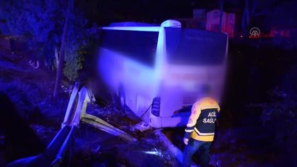Yolcu otobüsü ile kamyonetin çarpışması sonucu 7 kişi yaralandı
