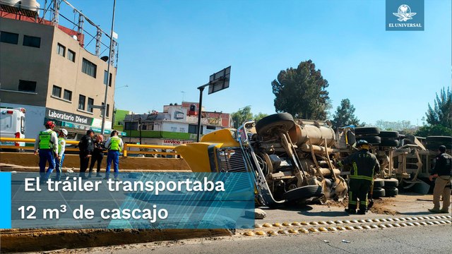 Vuelca camión de carga en Circuito Interior; no se reportan lesionados