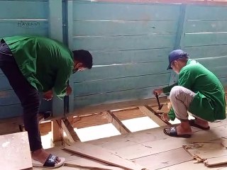 Kerja Bakti Gangi Lantai Kayu SD-SMP Satu Atap Desa Banua Adolang