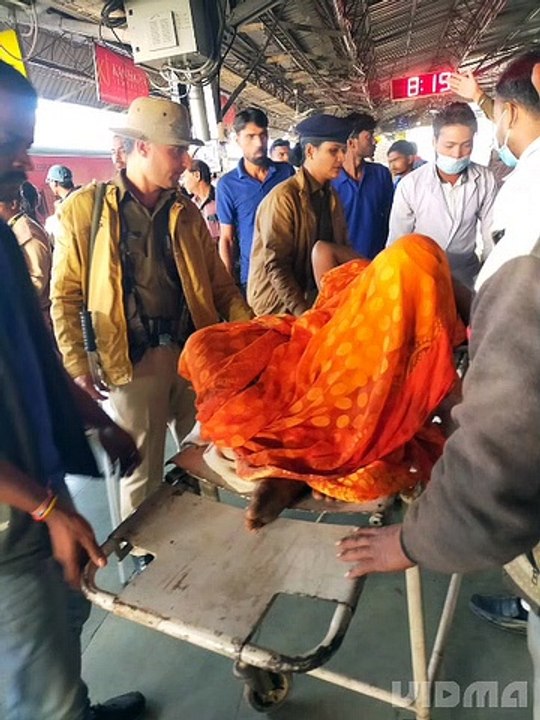 खाना लेने उतरी महिला चढने के दौरान गिर कर घायल, बाल बाल बची जान