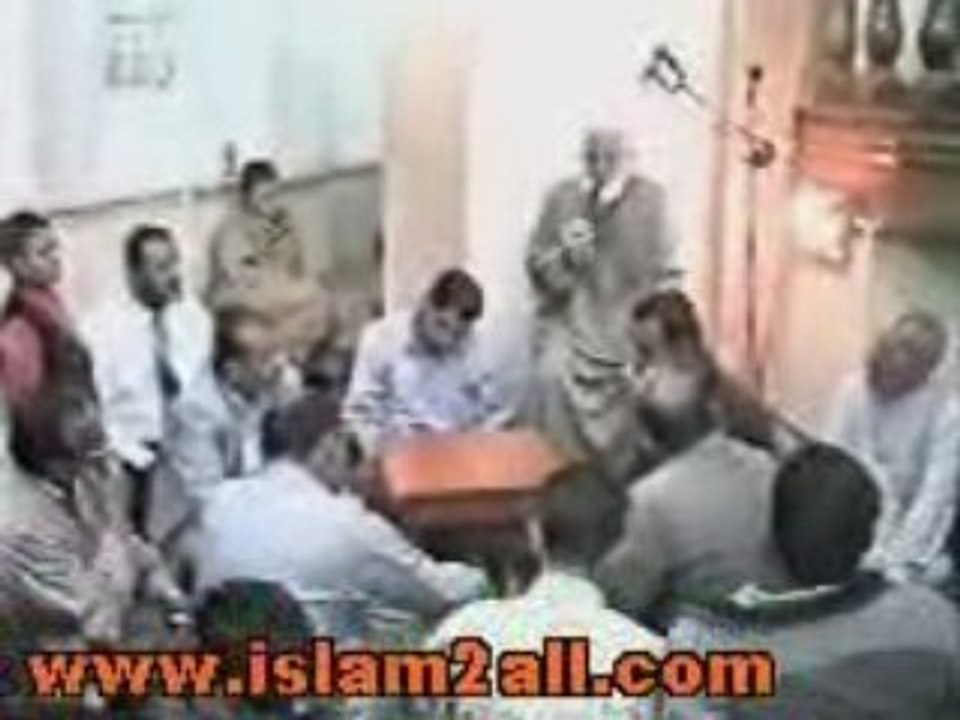 الشيخ يأتيه الموت وهو يعطي درس