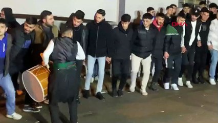 Minibüs asker eğlencesi yapanlara çarptı! Bir kişi öldü 3 yaralı