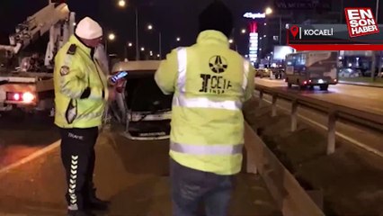 Kocaeli'de tırın lastiğine çarpan otomobil takla attı